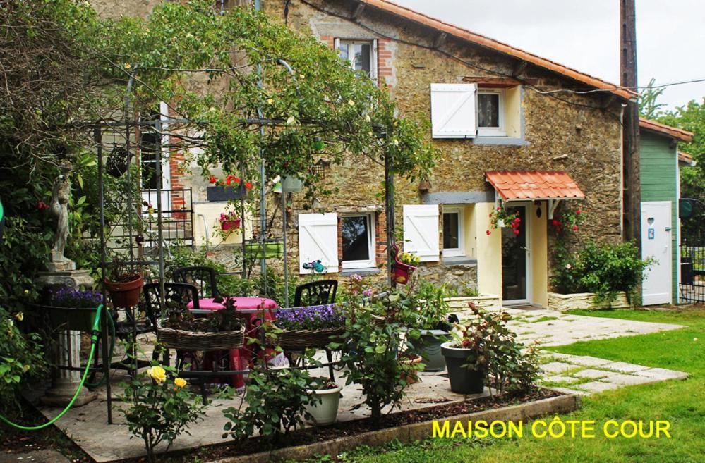 לינה וארוחת בוקר Saint-Vincent-Sterlanges Chez Martine Et Bernard מראה חיצוני תמונה